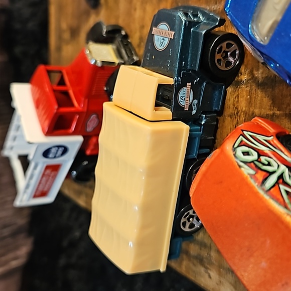 Hot Wheels Race Cars & Delivery Trucks Collection - Picture 7 of 16